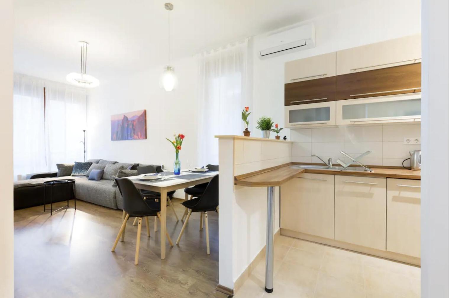 Kazinczy 3 Jewish Hq Bedroom + Living With Balcony Lejlighed